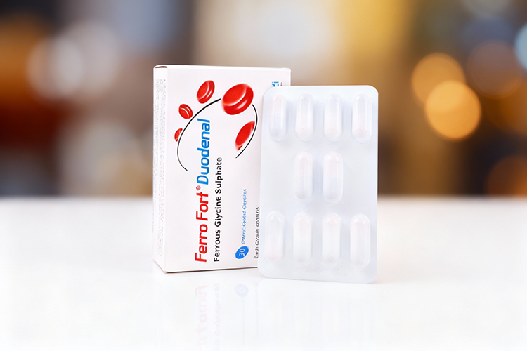 جعبه مکمل آهن با کیفیت بالا روی سطح سفید